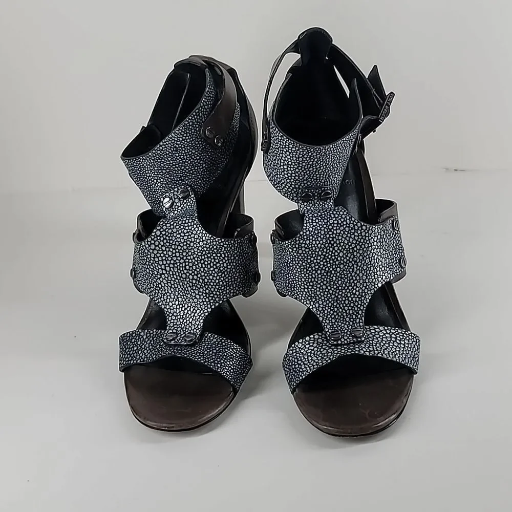 Tory Burch Teagan Stingray Brown Blue Leather Caged T Strap Sandal.